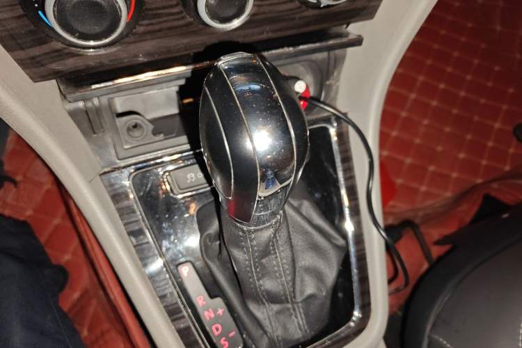 Used Volkswagen Gran Lavida 2013 1.6L Automatic Comfort Model Gear Lever