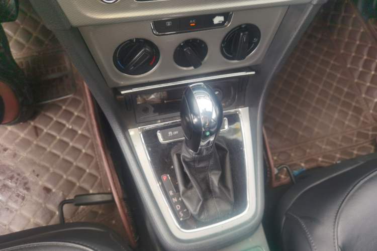 Used Volkswagen Gran Lavida 2013 1.6L Automatic Comfort Model Gear Lever