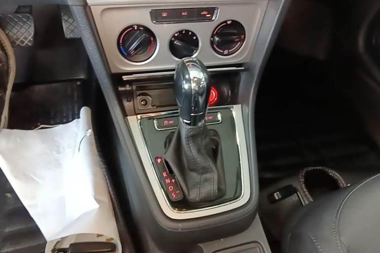 Used Volkswagen Gran Lavida 2013 1.4 TSI Automatic Comfort Model Gear Lever