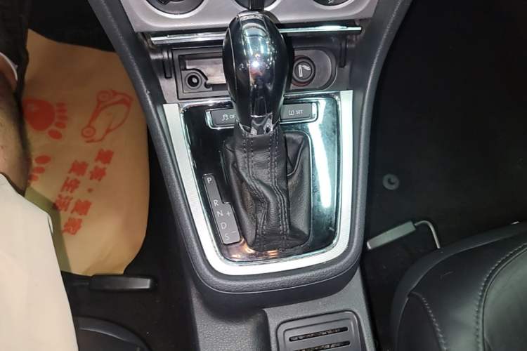 Used Volkswagen Gran Lavida 2013 1.4 TSI Automatic Comfort Model Gear Lever