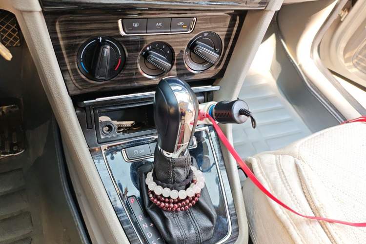 Used Volkswagen Gran Lavida 2013 1.6L Automatic Comfort Model Gear Lever