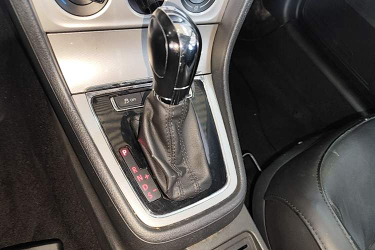 Used Volkswagen Gran Lavida 2013 1.6L Automatic Comfort Model Gear Lever