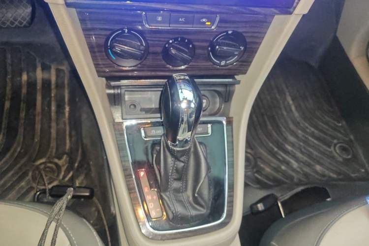 Used Volkswagen Gran Lavida 2013 1.4 TSI Automatic Comfort Model Gear Lever