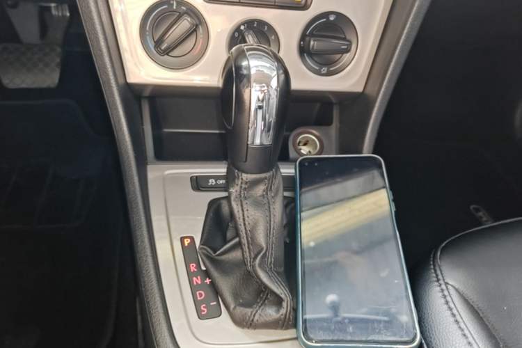 Used Volkswagen Gran Lavida 2013 1.6L Automatic Fashion Model Gear Lever