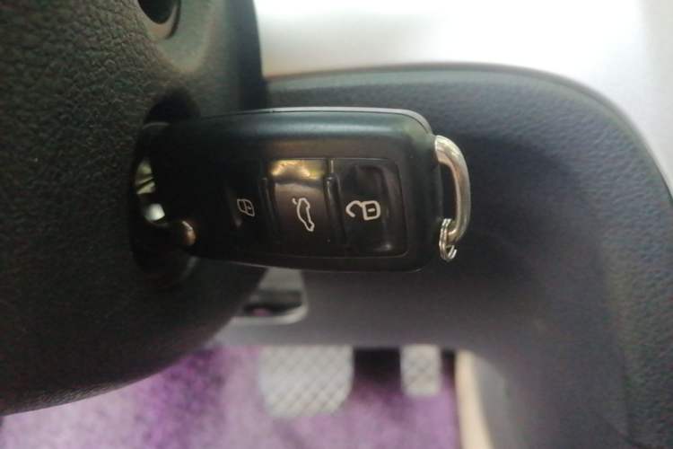 Used Volkswagen Gran Lavida 2013 1.6L Automatic Comfort Model Interior 1