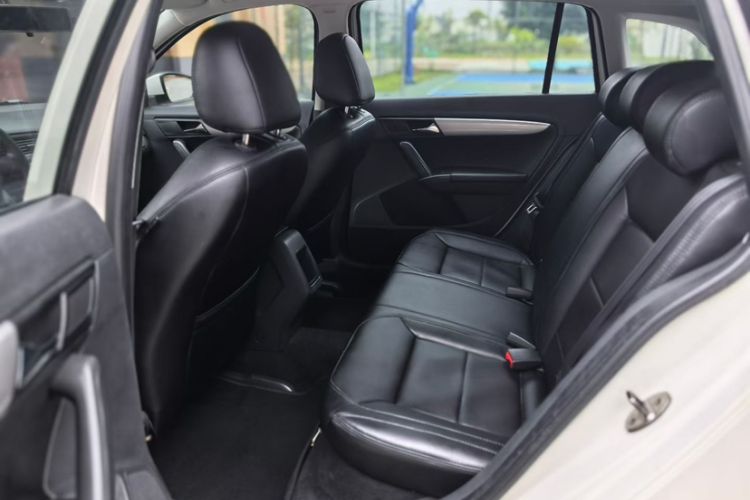 Used Volkswagen Gran Lavida 2013 1.6L Automatic Fashion Model Interior 1