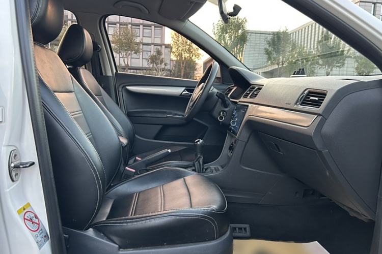 Used Volkswagen Gran Lavida 2013 1.6L Manual Fashion Model Interior 6