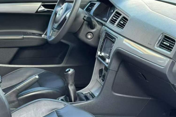 Used Volkswagen Gran Lavida 2013 1.6L Manual Comfort Model Interior 6