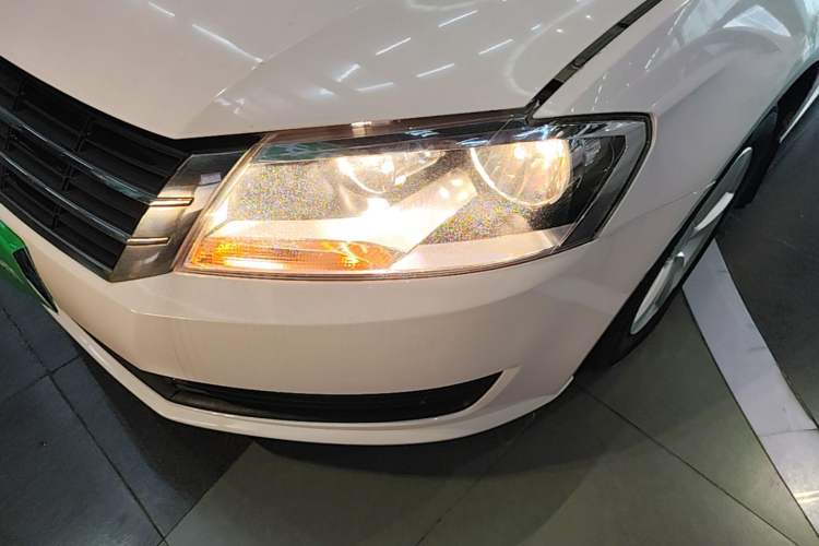 Used Volkswagen Gran Lavida 2013 1.6L Automatic Fashion Model Left Front Headlight