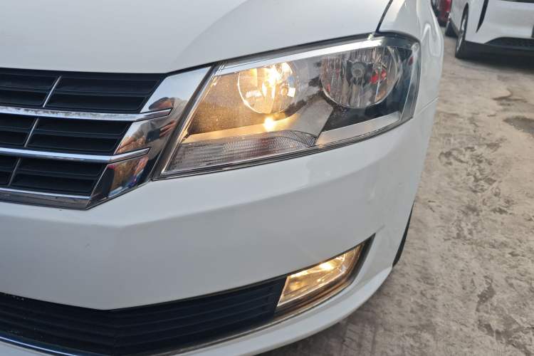 Used Volkswagen Gran Lavida 2013 1.6L Automatic Comfort Model Left Front Headlight