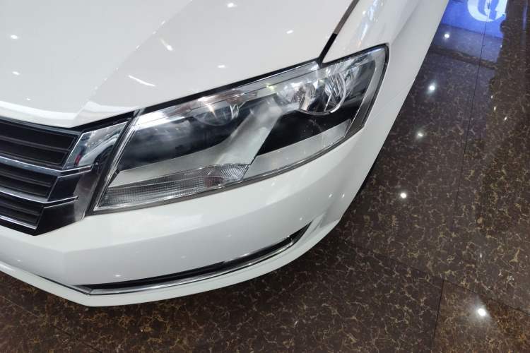 Used Volkswagen Gran Lavida 2013 1.4 TSI Automatic Comfort Model Left Front Headlight