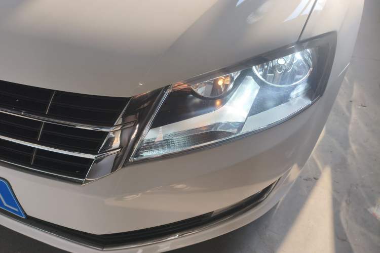 Used Volkswagen Gran Lavida 2013 1.6L Automatic Comfort Model Left Front Headlight