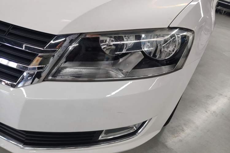 Used Volkswagen Gran Lavida 2013 1.4 TSI Automatic Luxury Model Left Front Headlight