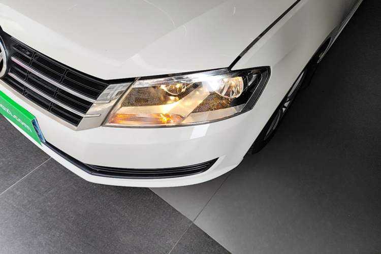 Used Volkswagen Gran Lavida 2013 1.6L Automatic Fashion Model Left Front Headlight