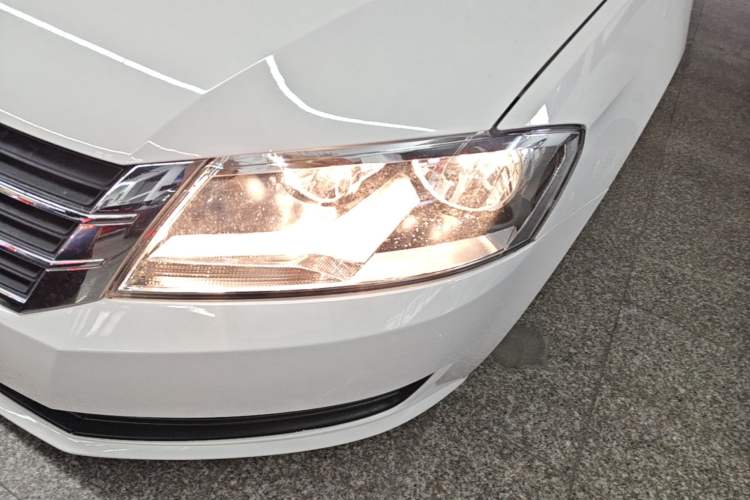 Used Volkswagen Gran Lavida 2013 1.6L Automatic Fashion Model Left Front Headlight