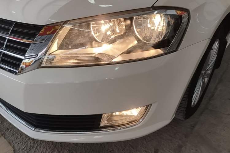 Used Volkswagen Gran Lavida 2013 1.6L Automatic Comfort Model Left Front Headlight