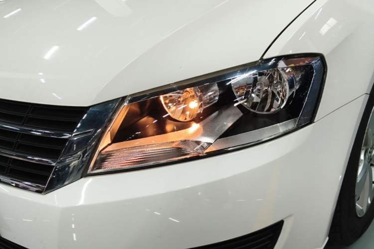 Used Volkswagen Gran Lavida 2013 1.6L Automatic Fashion Model Left Front Headlight