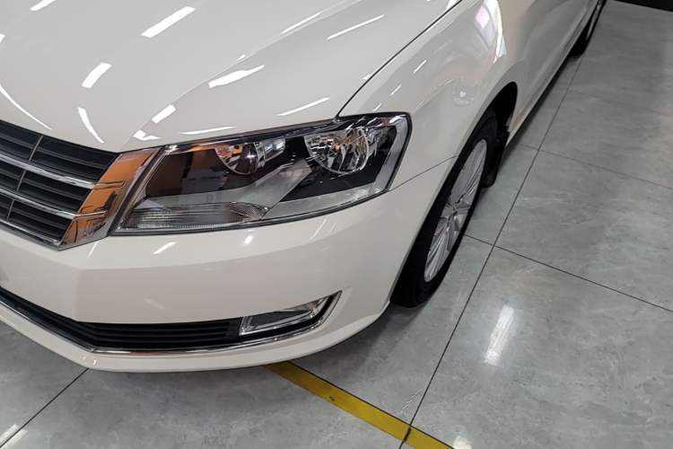 Used Volkswagen Gran Lavida 2013 1.4 TSI Automatic Comfort Model Left Front Headlight