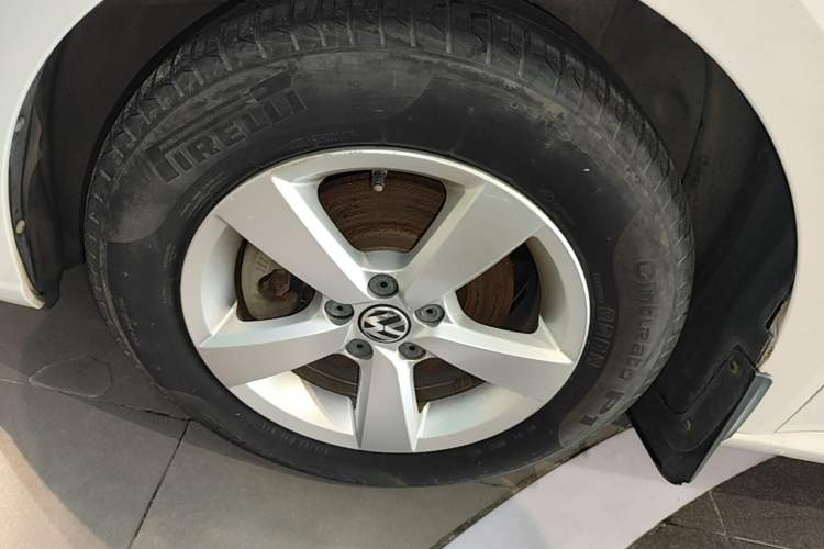 Used Volkswagen Gran Lavida 2013 1.6L Automatic Fashion Model Left Front Wheel Hub
