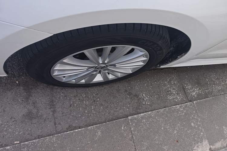Used Volkswagen Gran Lavida 2013 1.6L Automatic Comfort Model Left Front Wheel Hub