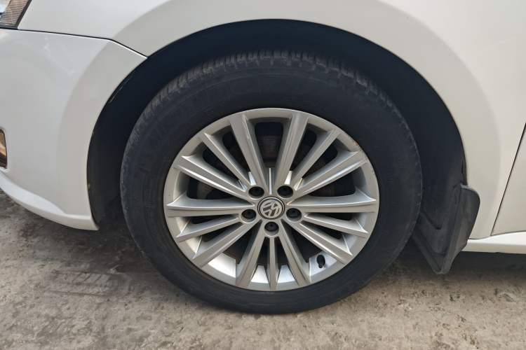 Used Volkswagen Gran Lavida 2013 1.6L Automatic Comfort Model Left Front Wheel Hub