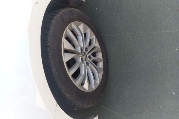 Used Volkswagen Gran Lavida 2013 1.6L Automatic Luxury Model Left Front Wheel Hub