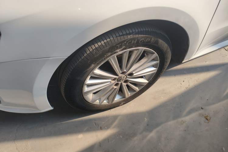 Used Volkswagen Gran Lavida 2013 1.6L Automatic Comfort Model Left Front Wheel Hub