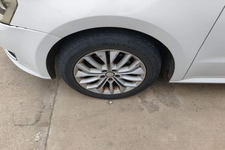 Used Volkswagen Gran Lavida 2013 1.6L Automatic Luxury Model Left Front Wheel Hub