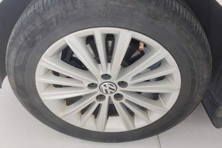 Used Volkswagen Gran Lavida 2013 1.6L Automatic Comfort Model Left Front Wheel Hub