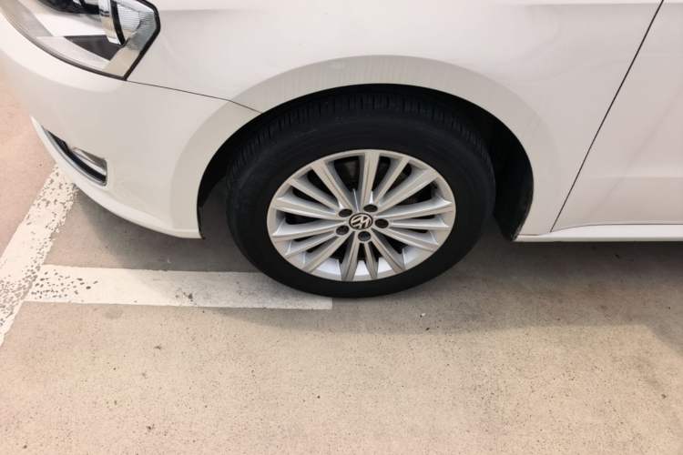 Used Volkswagen Gran Lavida 2013 1.4 TSI Automatic Comfort Model Left Front Wheel Hub