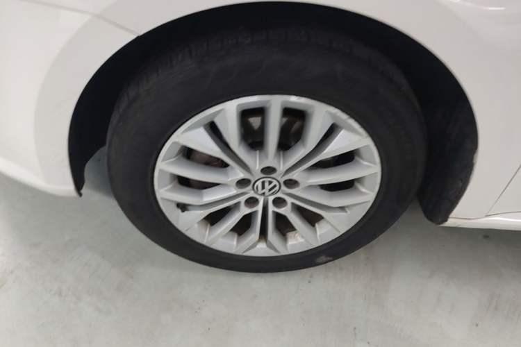 Used Volkswagen Gran Lavida 2013 1.4 TSI Automatic Luxury Model Left Front Wheel Hub