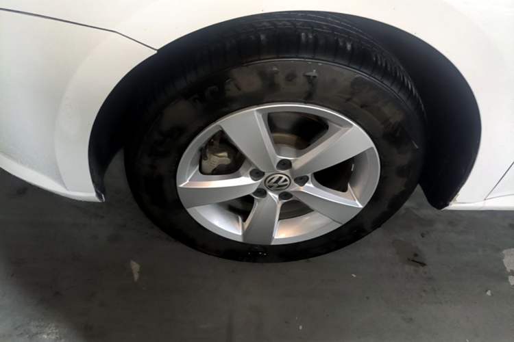 Used Volkswagen Gran Lavida 2013 1.6L Manual Fashion Model Left Front Wheel Hub