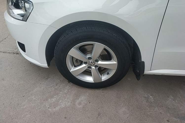 Used Volkswagen Gran Lavida 2013 1.6L Automatic Fashion Model Left Front Wheel Hub