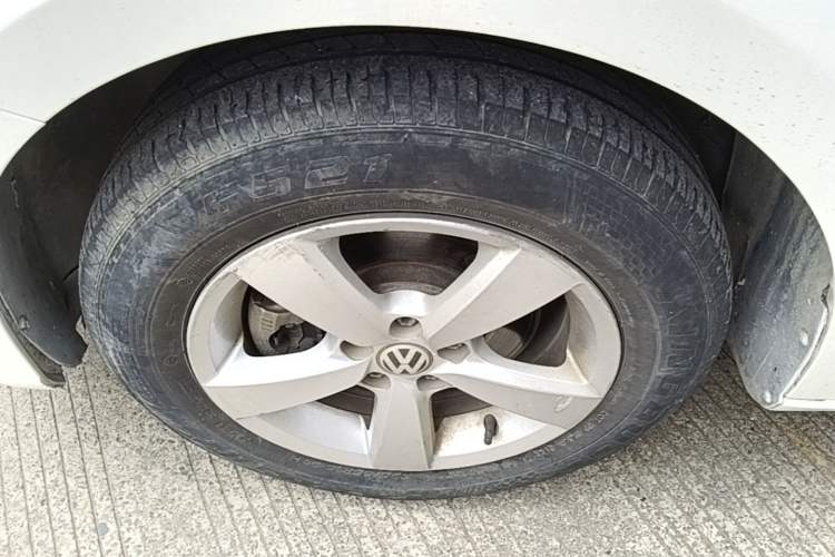 Used Volkswagen Gran Lavida 2013 1.6L Automatic Fashion Model Left Front Wheel Hub