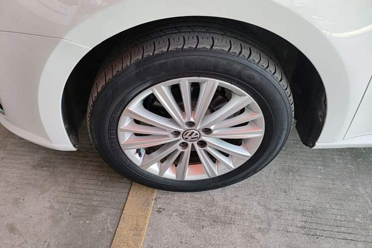 Used Volkswagen Gran Lavida 2013 1.6L Manual Comfort Model Left Front Wheel Hub