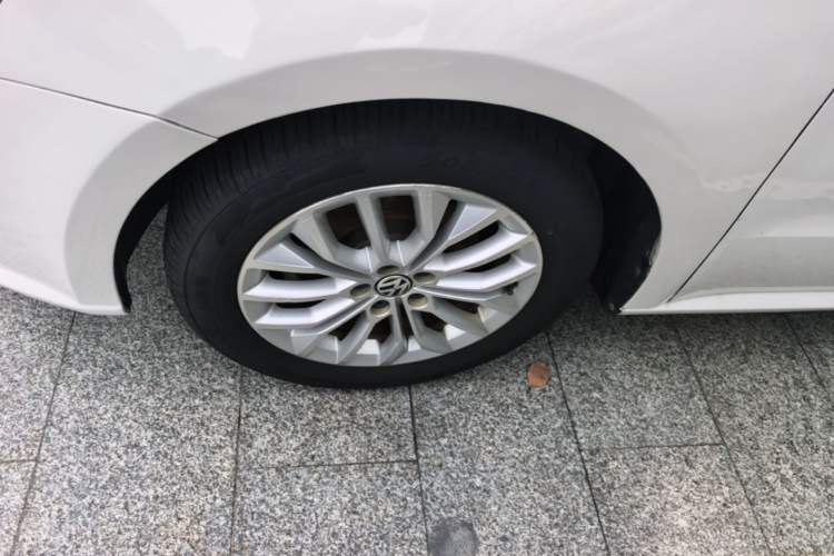 Used Volkswagen Gran Lavida 2013 1.6L Automatic Luxury Model Left Front Wheel Hub