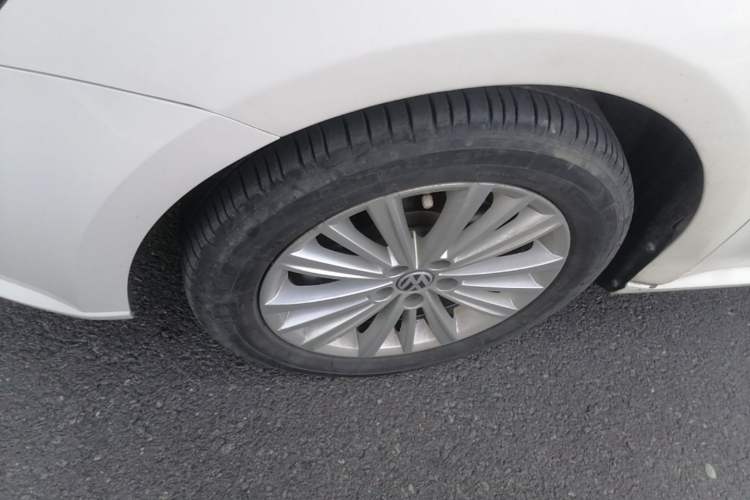 Used Volkswagen Gran Lavida 2013 1.6L Automatic Comfort Model Left Front Wheel Hub