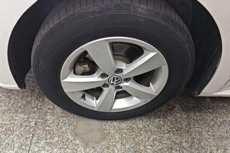 Used Volkswagen Gran Lavida 2013 1.6L Automatic Fashion Model Left Front Wheel Hub