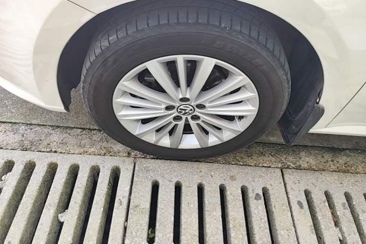 Used Volkswagen Gran Lavida 2013 1.4 TSI Automatic Comfort Model Left Front Wheel Hub