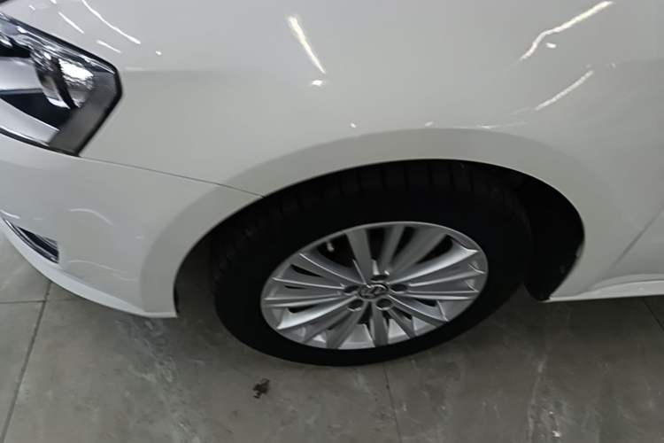 Used Volkswagen Gran Lavida 2013 1.6L Automatic Comfort Model Left Front Wheel Hub