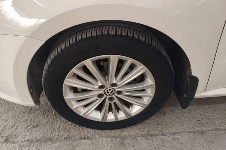 Used Volkswagen Gran Lavida 2013 1.6L Automatic Comfort Model Left Front Wheel Hub