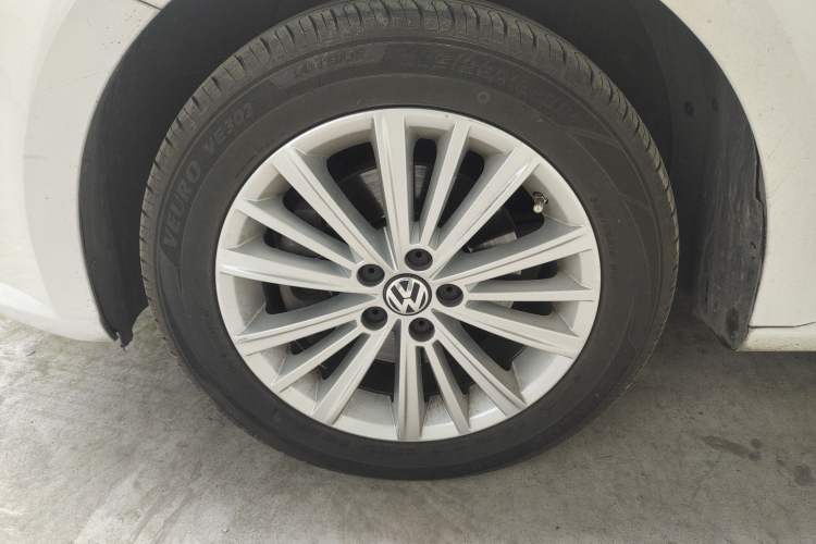 Used Volkswagen Gran Lavida 2013 1.4 TSI Automatic Comfort Model Left Front Wheel Hub