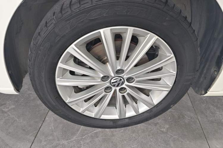 Used Volkswagen Gran Lavida 2013 1.6L Automatic Comfort Model Left Front Wheel Hub