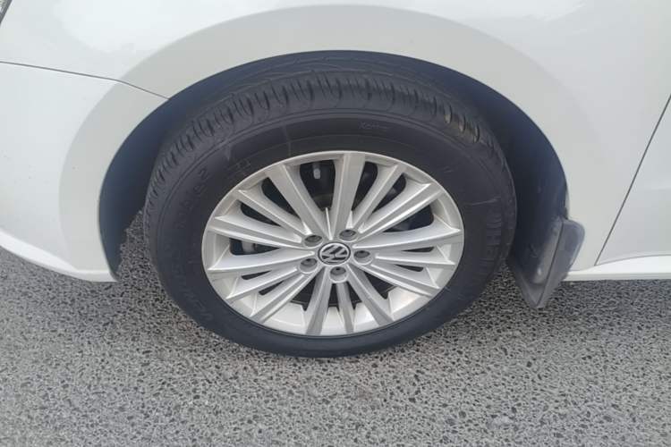 Used Volkswagen Gran Lavida 2013 1.6L Manual Comfort Model Left Front Wheel Hub