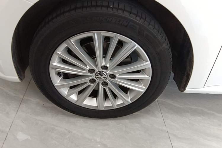 Used Volkswagen Gran Lavida 2013 1.4 TSI Automatic Comfort Model Left Front Wheel Hub