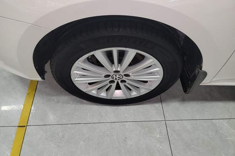Used Volkswagen Gran Lavida 2013 1.4 TSI Automatic Comfort Model Left Front Wheel Hub