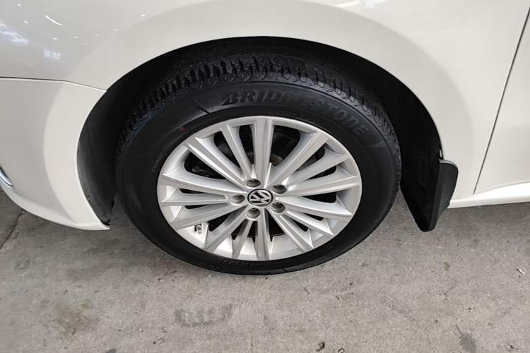 Used Volkswagen Gran Lavida 2013 1.6L Automatic Comfort Model Left Front Wheel Hub