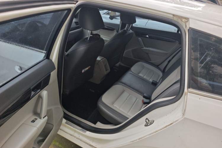Used Volkswagen Gran Lavida 2013 1.4 TSI Automatic Comfort Model Left Rear Seat