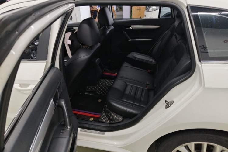 Used Volkswagen Gran Lavida 2013 1.4 TSI Automatic Comfort Model Left Rear Seat