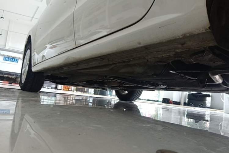 Used Volkswagen Gran Lavida 2013 1.6L Automatic Fashion Model Left Side Sill